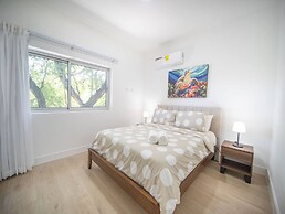 Caribbean Breeze - 2BR Apartment Close to Beach!