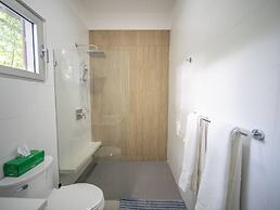 Caribbean Breeze - 2BR Apartment Close to Beach!