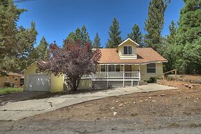 Sunshine Cabin Cozy 2-Story Getaway