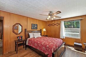 Sunshine Cabin Cozy 2-Story Getaway