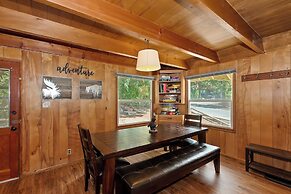 Sunshine Cabin Cozy 2-Story Getaway
