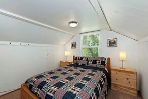 Sunshine Cabin Cozy 2-Story Getaway