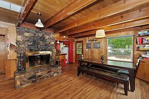 Sunshine Cabin Cozy 2-Story Getaway