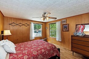 Sunshine Cabin Cozy 2-Story Getaway