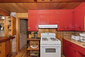 Sunshine Cabin Cozy 2-Story Getaway