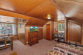 Sunshine Cabin Cozy 2-Story Getaway