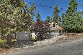 Sunshine Cabin Cozy 2-Story Getaway
