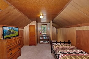 Sunshine Cabin Cozy 2-Story Getaway