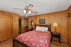 Sunshine Cabin Cozy 2-Story Getaway