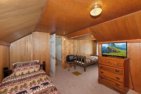 Sunshine Cabin Cozy 2-Story Getaway