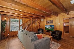 Sunshine Cabin Cozy 2-Story Getaway