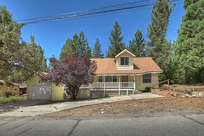 Sunshine Cabin Cozy 2-Story Getaway