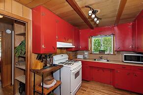 Sunshine Cabin Cozy 2-Story Getaway