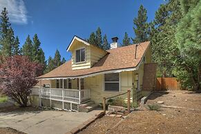 Sunshine Cabin Cozy 2-Story Getaway