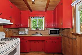 Sunshine Cabin Cozy 2-Story Getaway