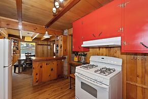Sunshine Cabin Cozy 2-Story Getaway