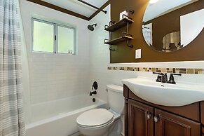 Sunshine Cabin Cozy 2-Story Getaway