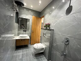 Hotel sky way inn