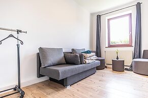 Cozy 3BR Apt with Garden Sleeps 10