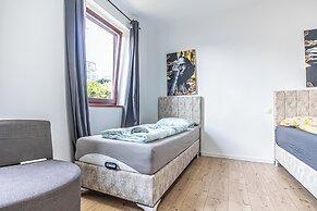 Cozy 3BR Apt with Garden Sleeps 10