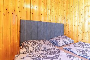 Cozy 3BR Apt with Garden Sleeps 10