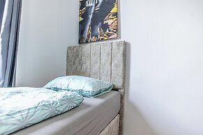 Cozy 3BR Apt with Garden Sleeps 10