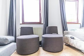 Cozy 3BR Apt with Garden Sleeps 10