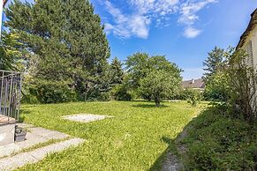 Cozy 3BR Apt with Garden Sleeps 10