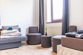 Cozy 3BR Apt with Garden Sleeps 10