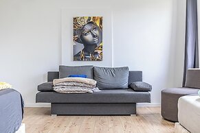 Cozy 3BR Apt with Garden Sleeps 10