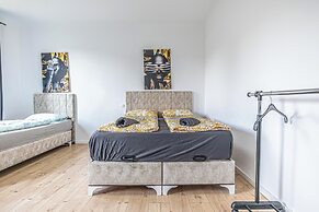 Cozy 3BR Apt with Garden Sleeps 10