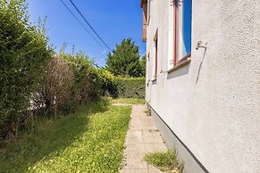 Cozy 3BR Apt with Garden Sleeps 10