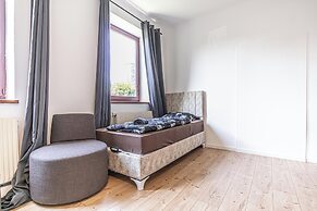 Cozy 3BR Apt with Garden Sleeps 10