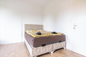 Cozy 3BR Apt with Garden Sleeps 10