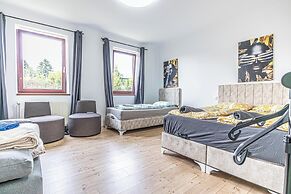 Cozy 3BR Apt with Garden Sleeps 10