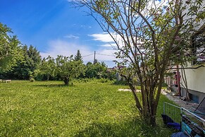 Cozy 3BR Apt with Garden Sleeps 10