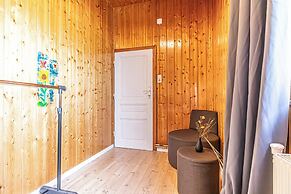 Cozy 3BR Apt with Garden Sleeps 10