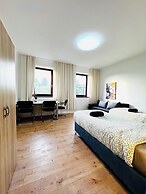 Cozy 3BR Apt with Garden Sleeps 10
