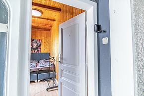 Cozy 3BR Apt with Garden Sleeps 10