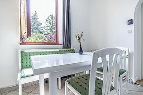 Cozy 3BR Apt with Garden Sleeps 10