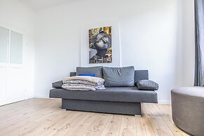 Cozy 3BR Apt with Garden Sleeps 10