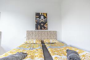 Cozy 3BR Apt with Garden Sleeps 10