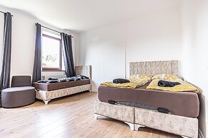 Cozy 3BR Apt with Garden Sleeps 10