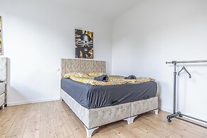 Cozy 3BR Apt with Garden Sleeps 10