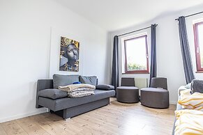 Cozy 3BR Apt with Garden Sleeps 10