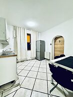 Cozy 3BR Apt with Garden Sleeps 10