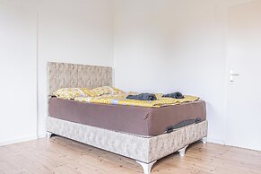 Cozy 3BR Apt with Garden Sleeps 10