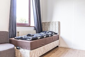 Cozy 3BR Apt with Garden Sleeps 10