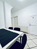 Cozy 3BR Apt with Garden Sleeps 10