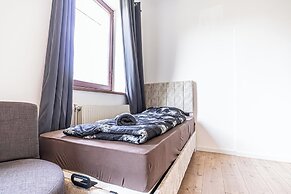 Cozy 3BR Apt with Garden Sleeps 10